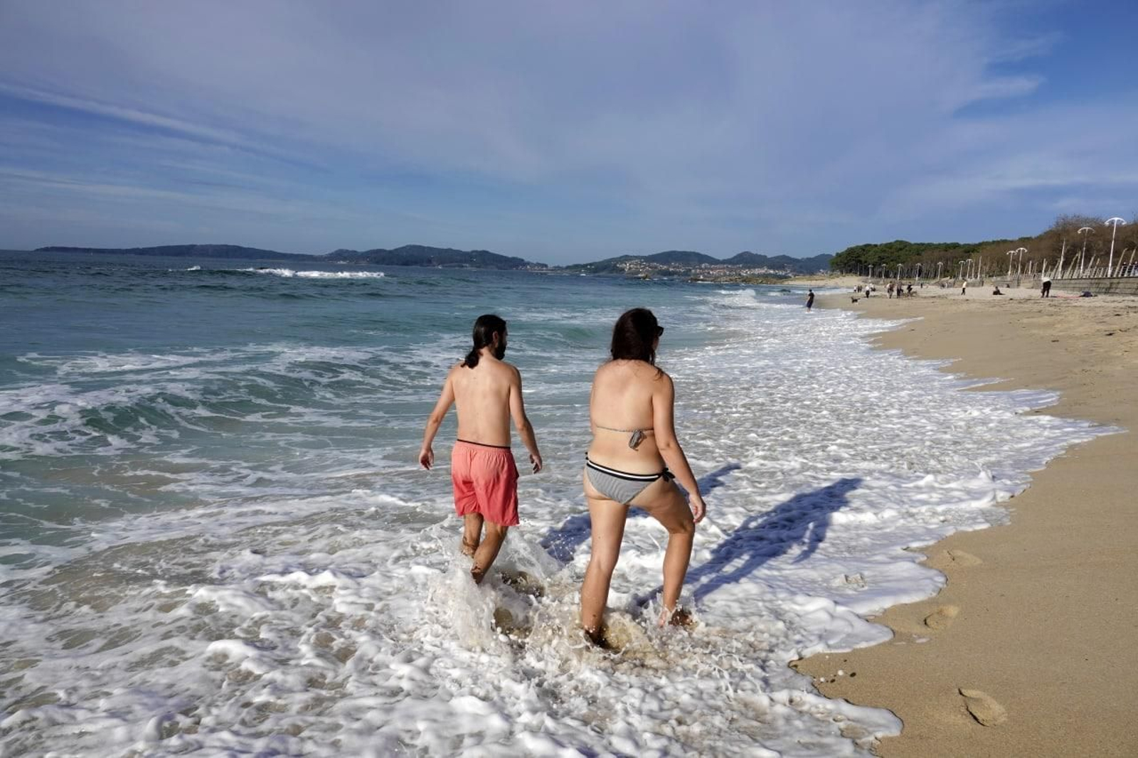 Fin de año con tiempo de verano en Vigo. Playa de Samil. // Vicente Alonso