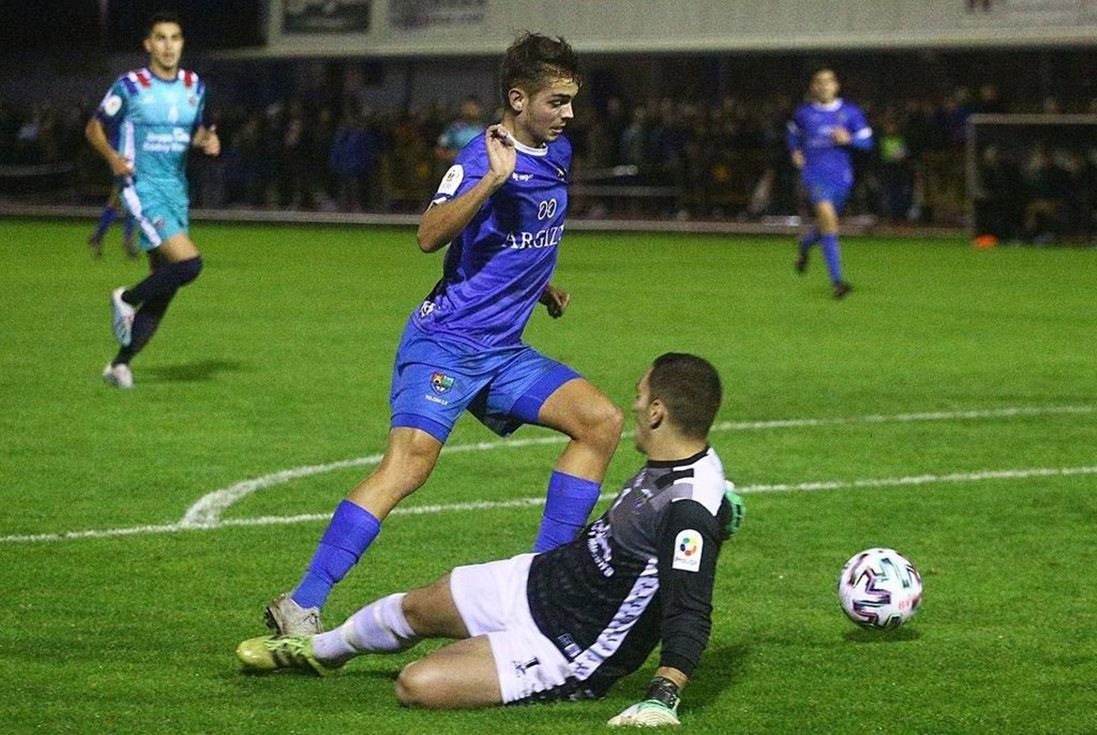 Jon Elorza supera a Toni antes de empujar el balón al fondo de la red de la portería del Pontellas en el único gol que se vio ayer en el campo de Berazubi.