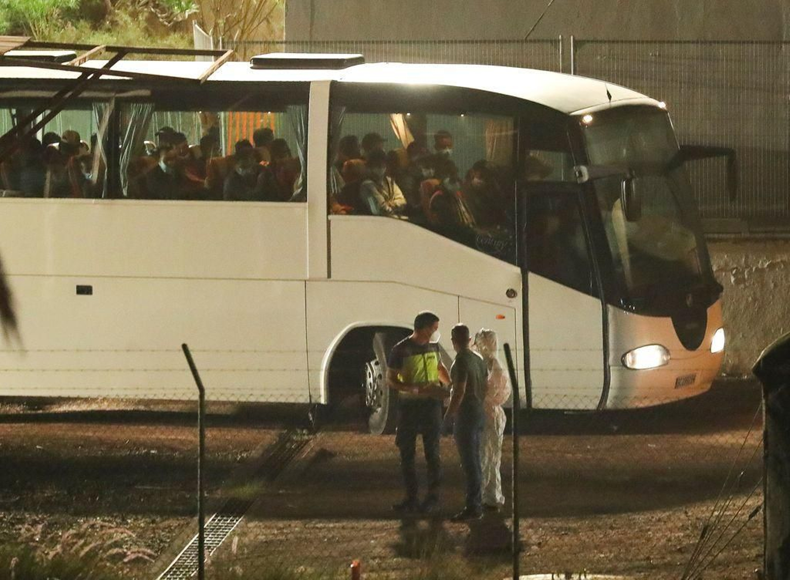 Autobús con inmigrantes del muelle de Arguineguín.