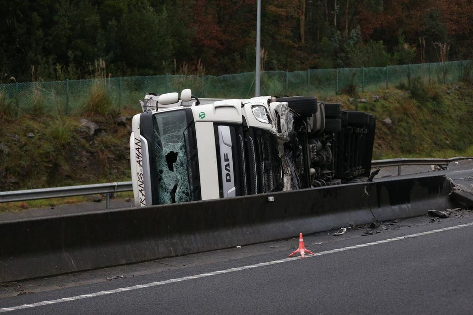 Cortado un carril de la AP-9 en Vigo después de volcar un camión en los túneles de A Madroa 13