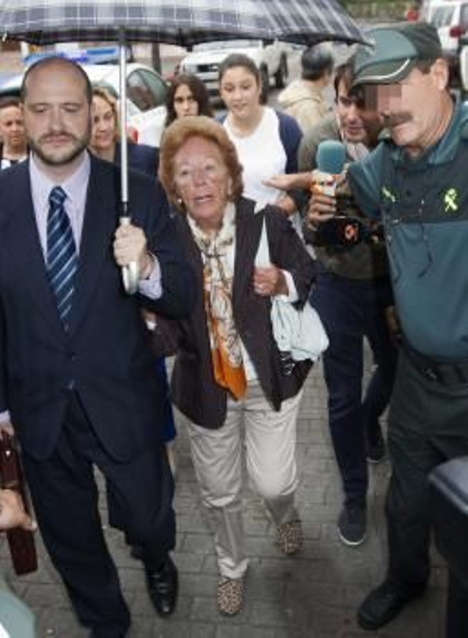 Menchu Álvarez del Valle (c), abuela paterna de doña Letizia, a su llegada a los Juzgados de Cangas de Onís
