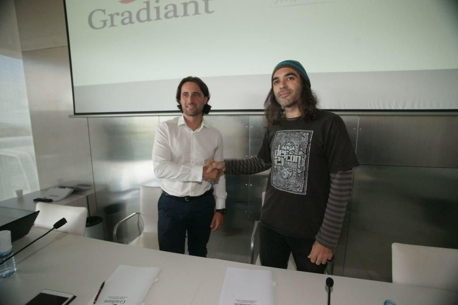 El director general de Gradiant, Luis Pérez, y el chairman de ElevenPaths, Chema Alonso, en Vigo.