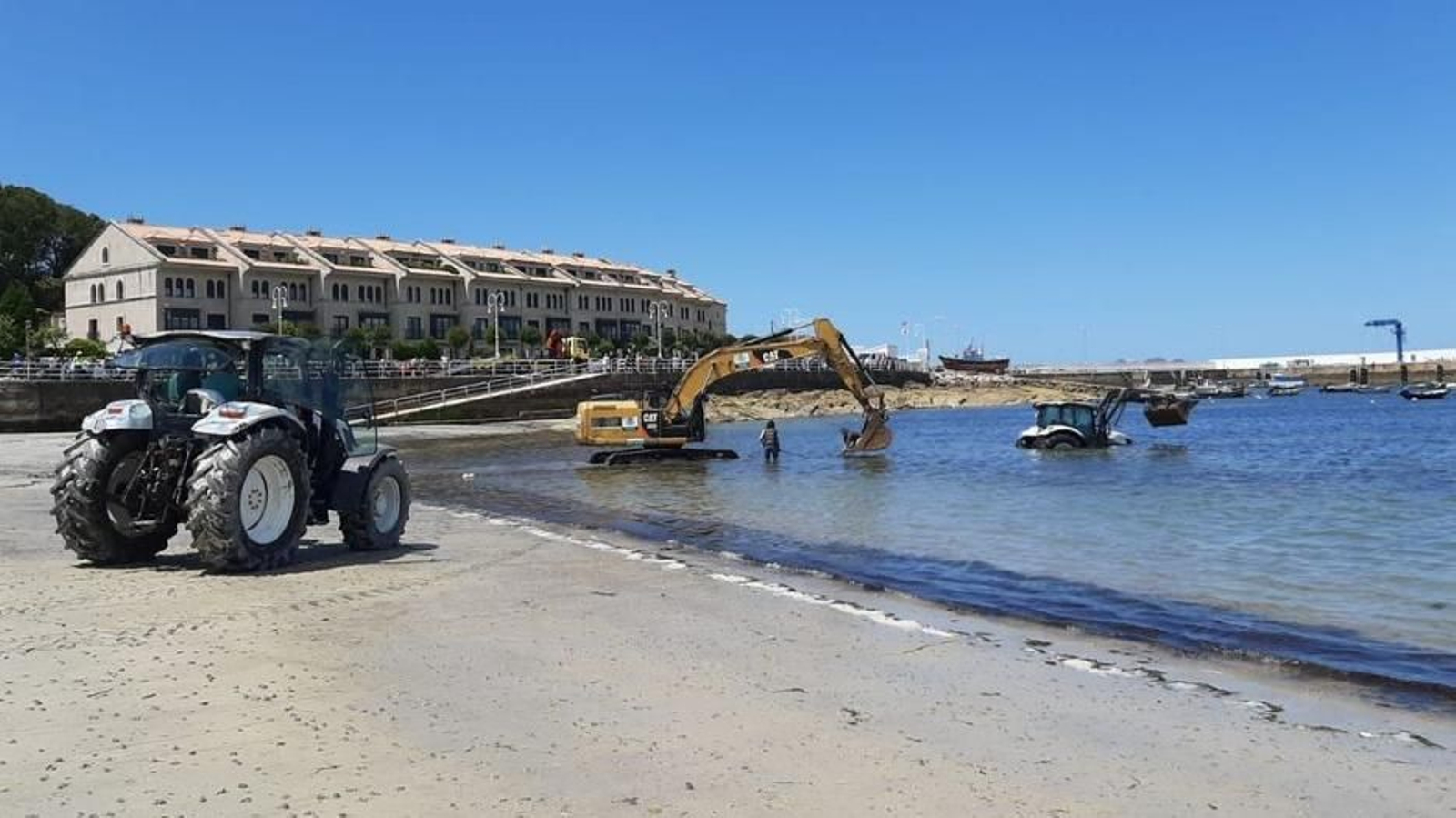 Las excavadoras y tractores ayer durante el rescate.