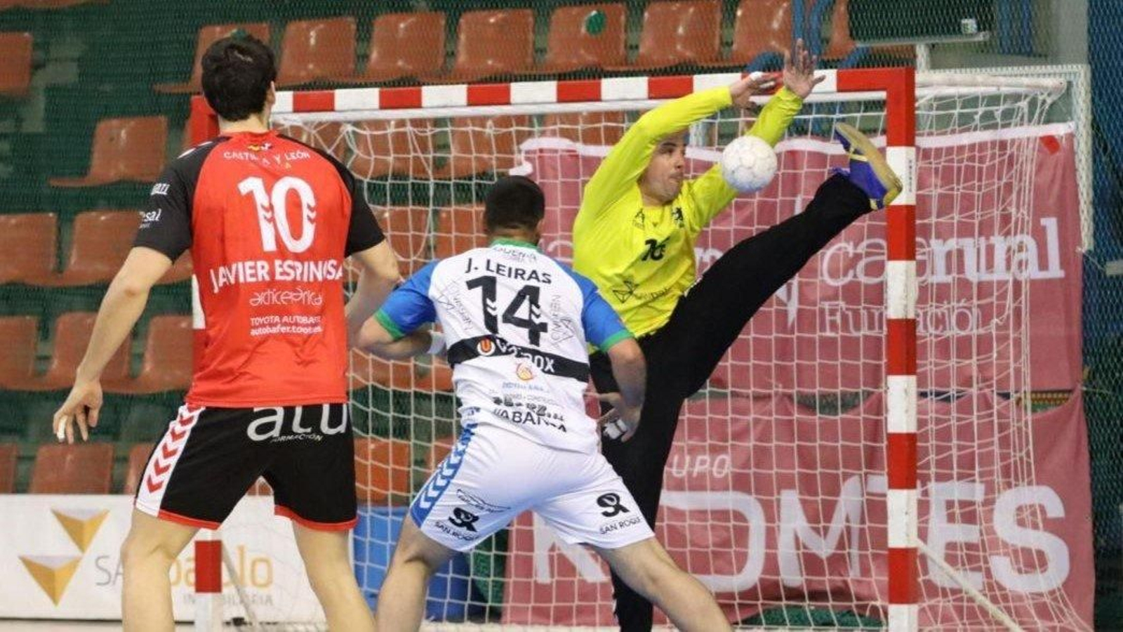 El vigués Jorge García Lloria realiza una parada con el Burgos a lo largo de esta temporada.