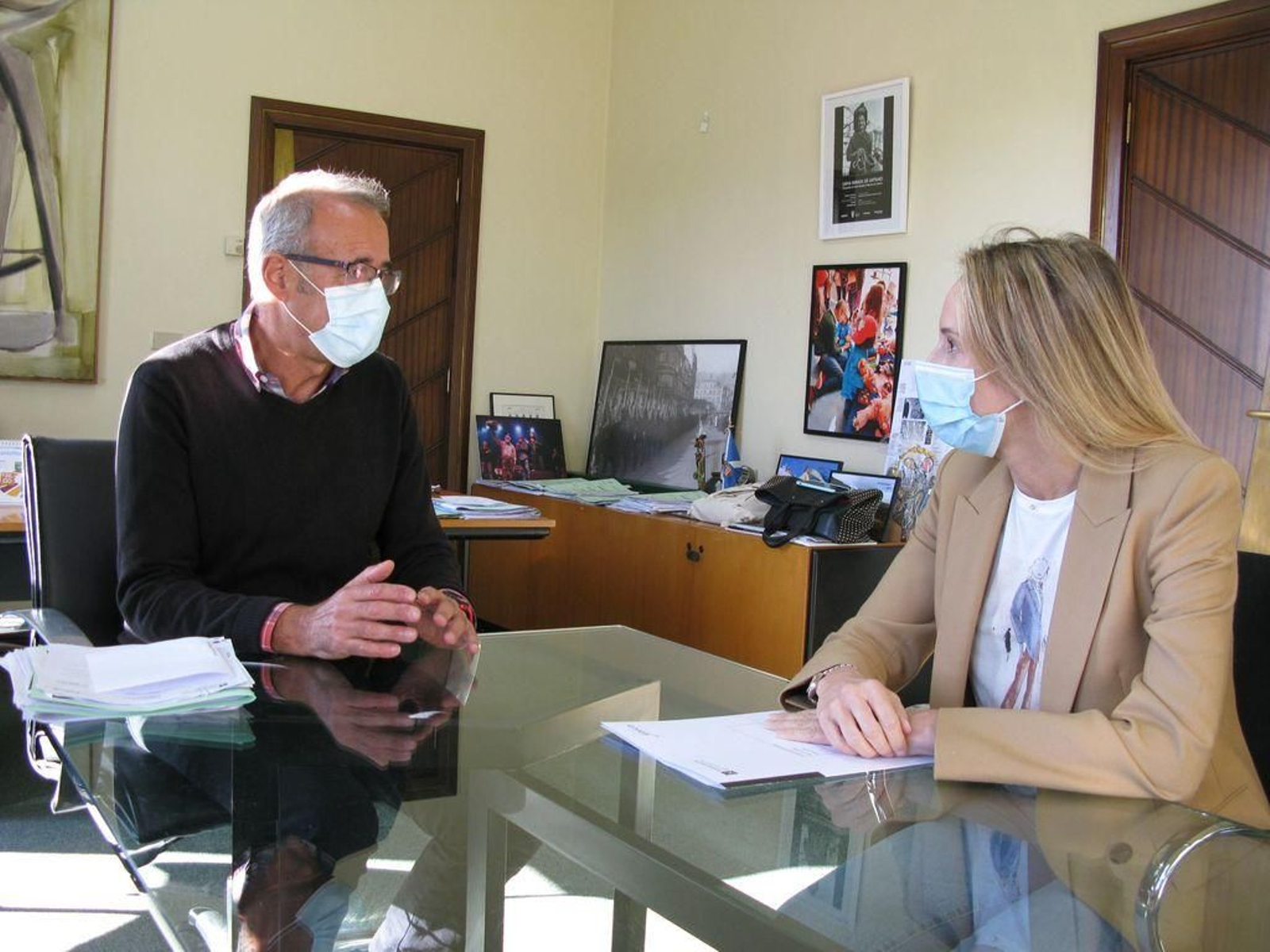 El alcalde Juan González con la delegada de la Xunta, Marta Fernández-Tapias.