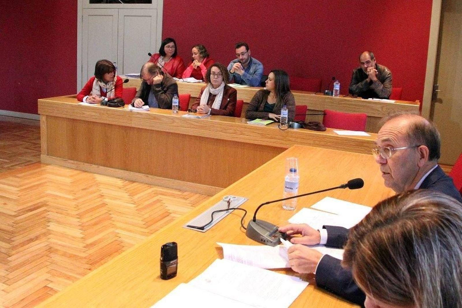 Los grupos de gobierno tripartito: delante el BNG; detrás, el PSOE y el edil de RDT, que se abstuvo.