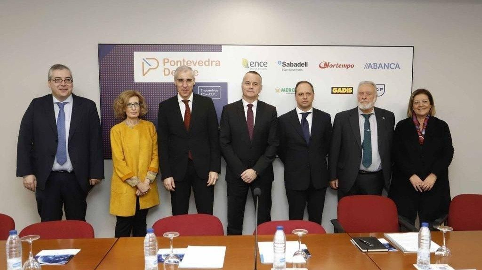 Foto de familia de los socios del proyectos con el conselleiro de Economía.