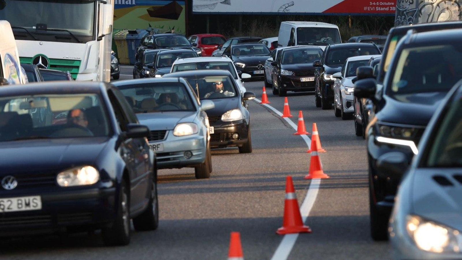 Coches rumbo al Ifevi. // Alberte