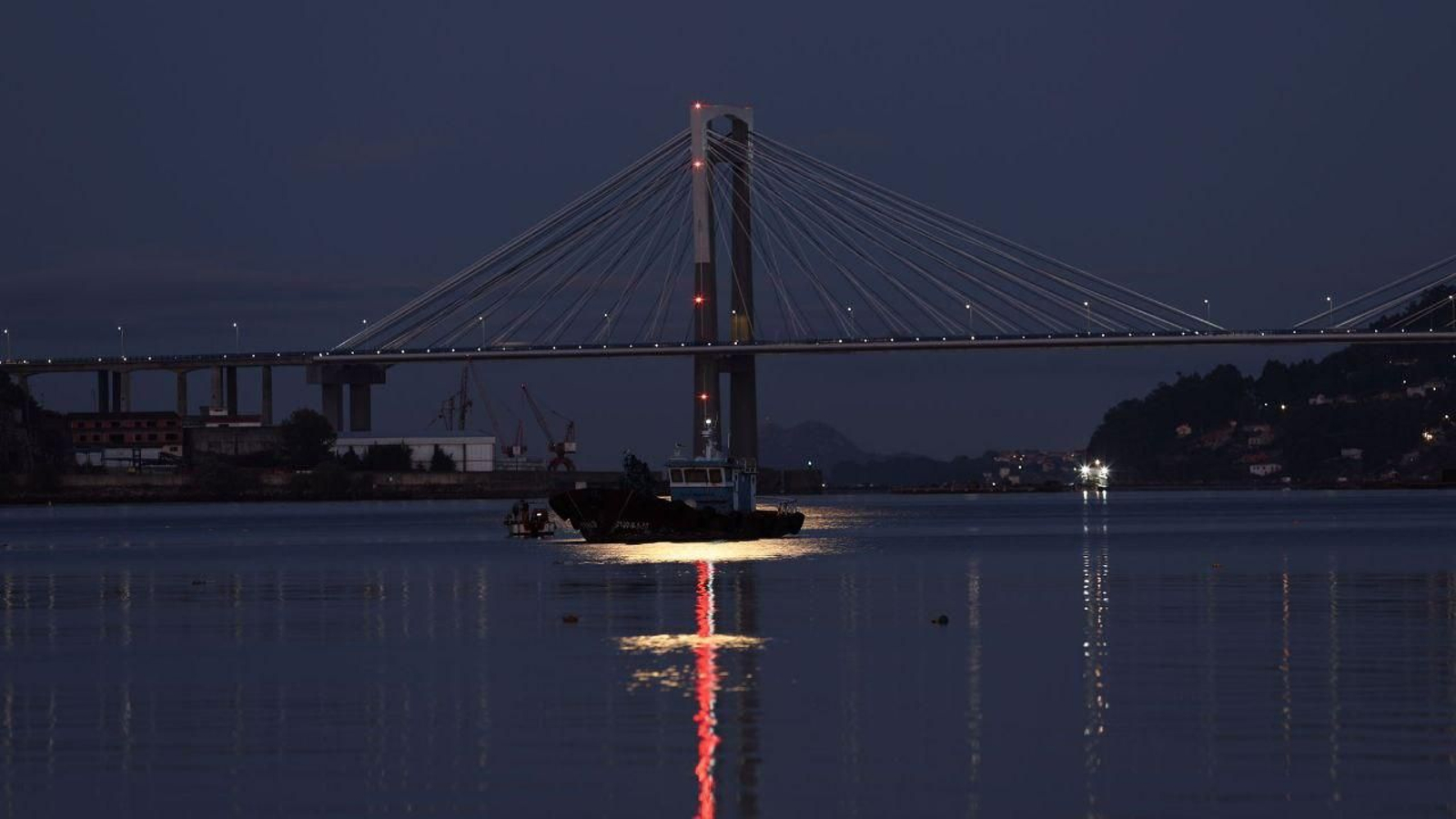 La superluna invadió anoche la ría de Vigo. // Alberte