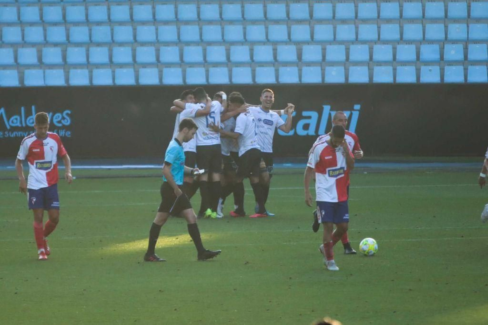Los jugadores del Ourense CF celebran un gol en el partido de ayer.