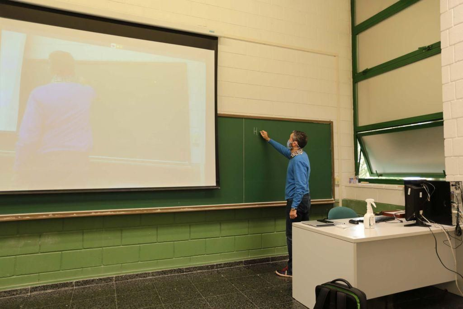 Cámaras web, micrófono y altavoz en las aulas de Industriales.
