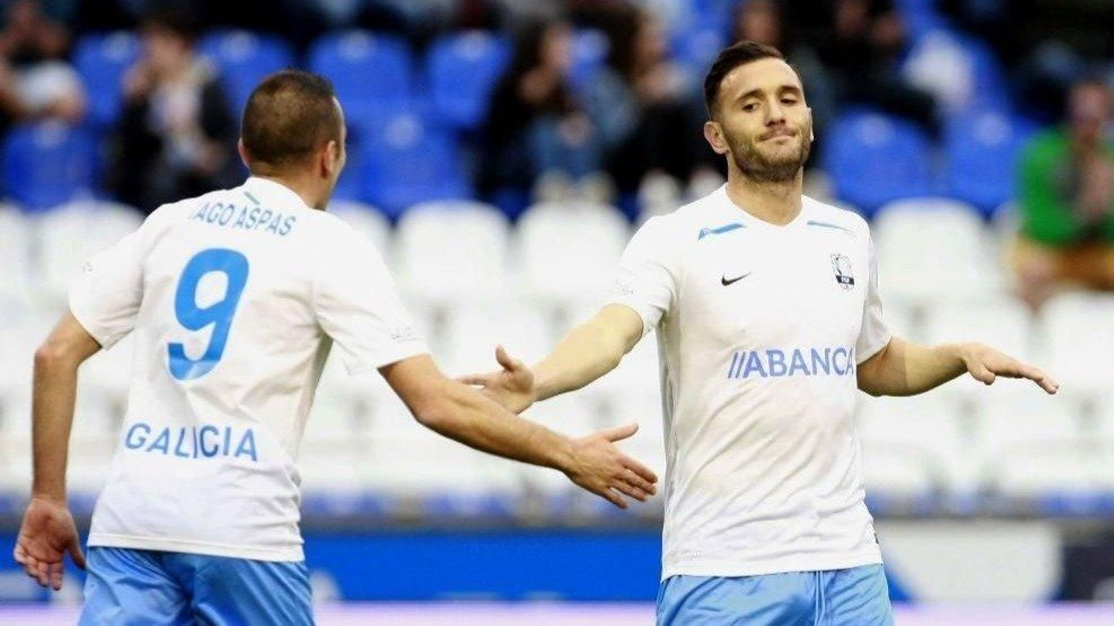Aspas y Lucas se saludan en el último partido de la selección gallega.