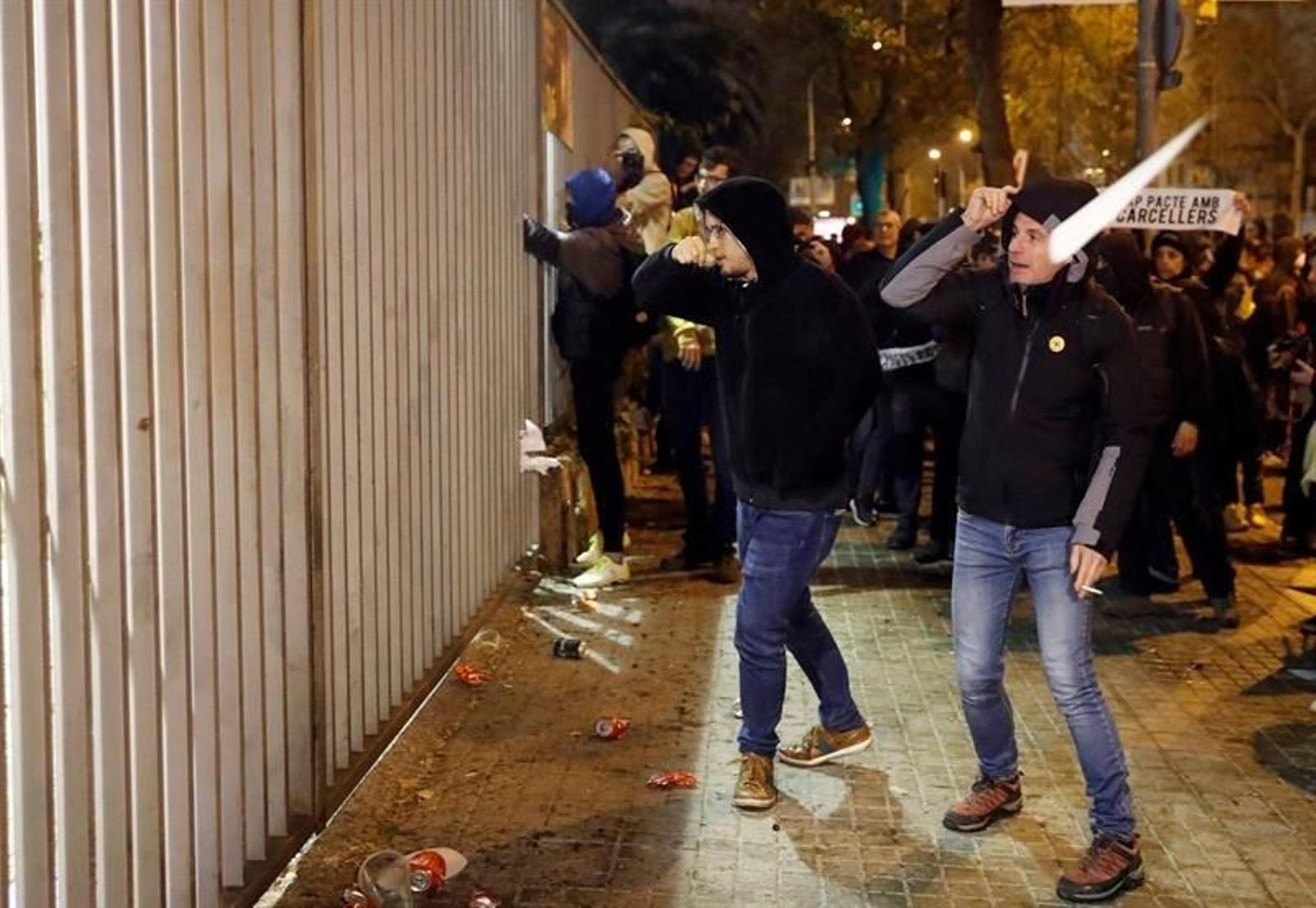 Incidentes en los aledaños del Camp Nou durante la celebración del partido