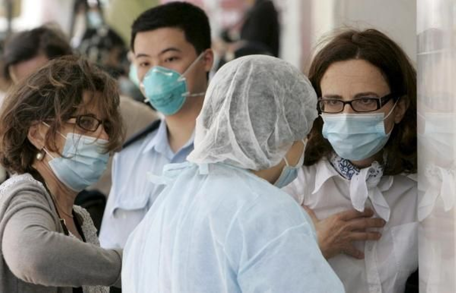 Varias personas esperan a hacerse las pruebas en un hospital de Hong Kong.