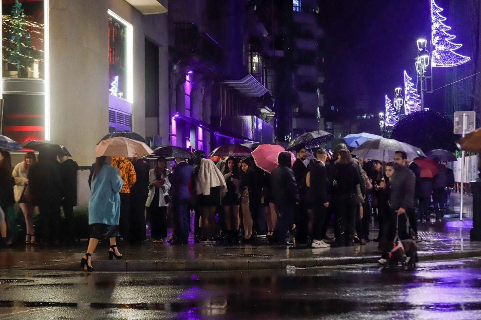 La lluvia fue la protagonista el año pasado, con muchos paraguas y largas colas para entrar en los locales nocturnos.