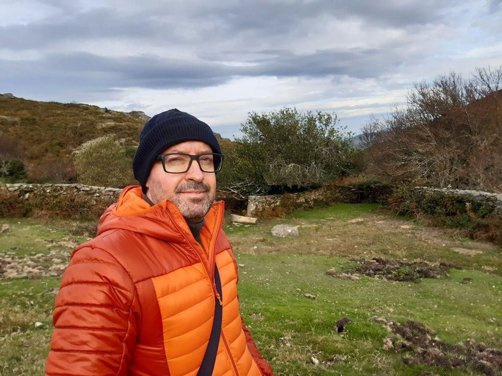 Beto Luaces, na Serra do Suído, esceario da súa novela.