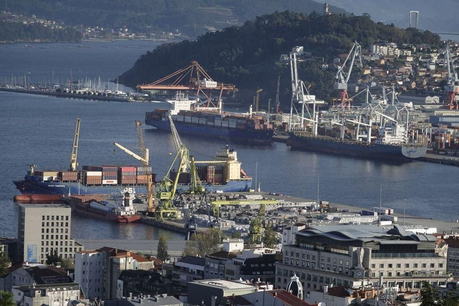 Ayer, de nuevo alta actividad en los muelles comercia