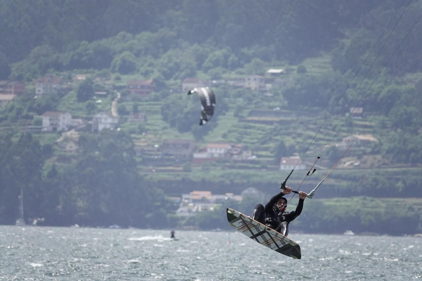 La pasión del kite surf prima en Cesates