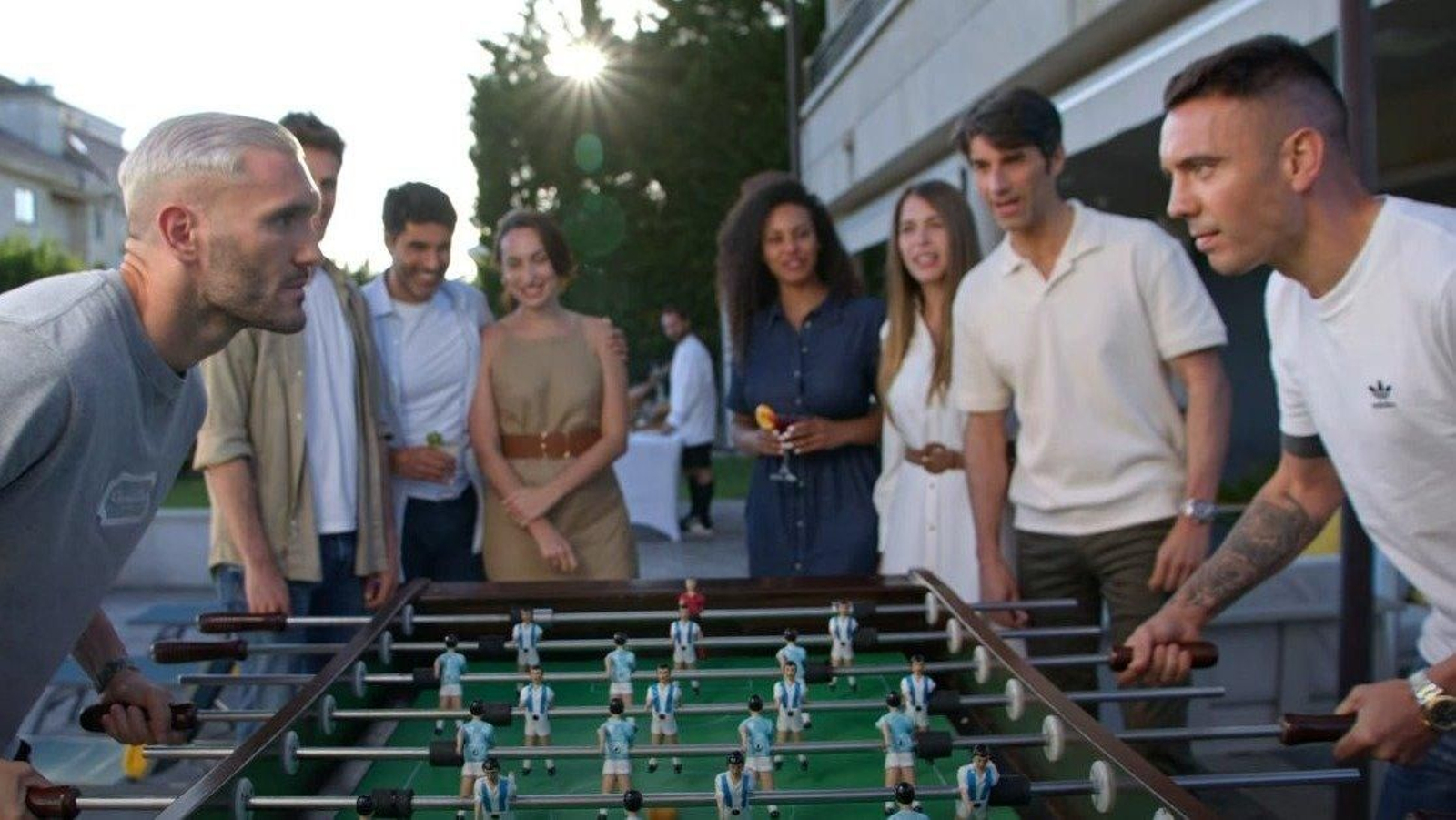 Aspas y Lucas, jugando al futbolín en el anuncio de Coren.