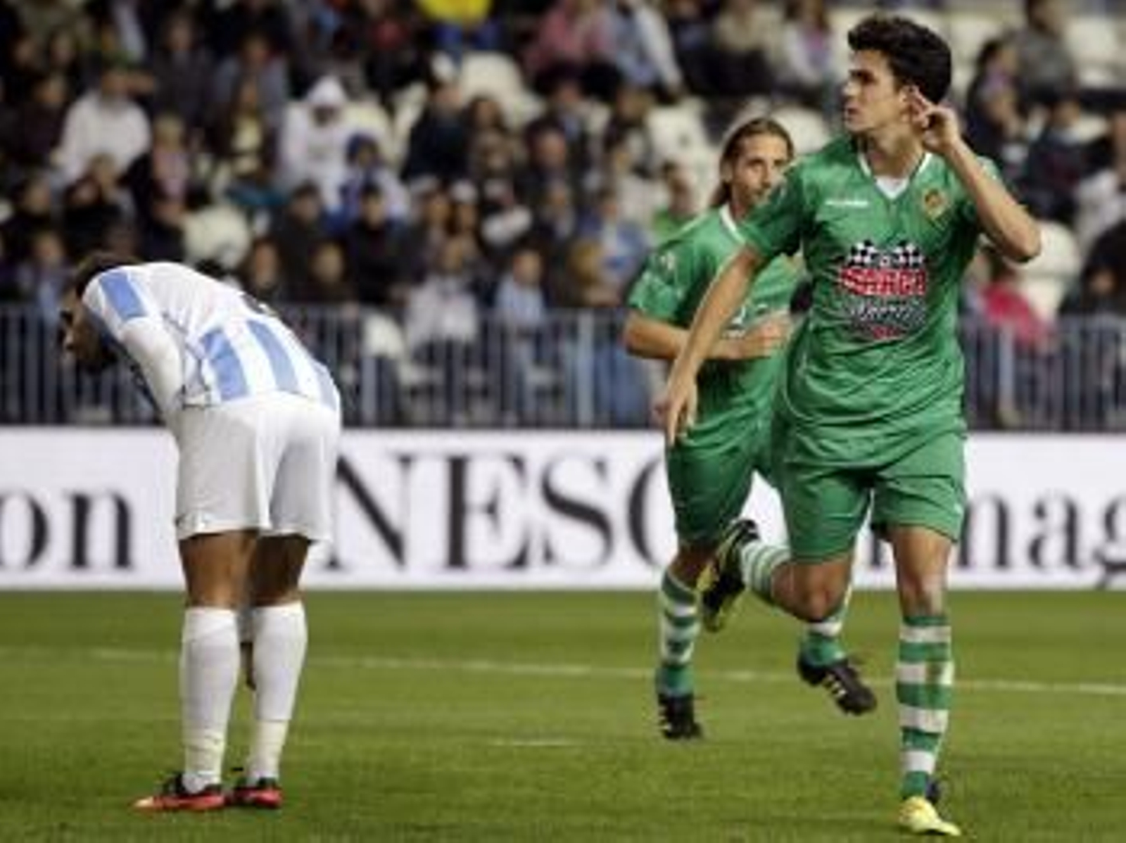 Chapi celebra el gol del Cacereño ayer en La Rosaleda.