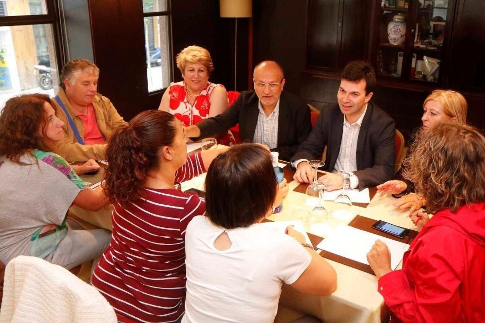 Abel Losada, ayer durante su reunión con un grupo de sindicalistas del área de Vigo.