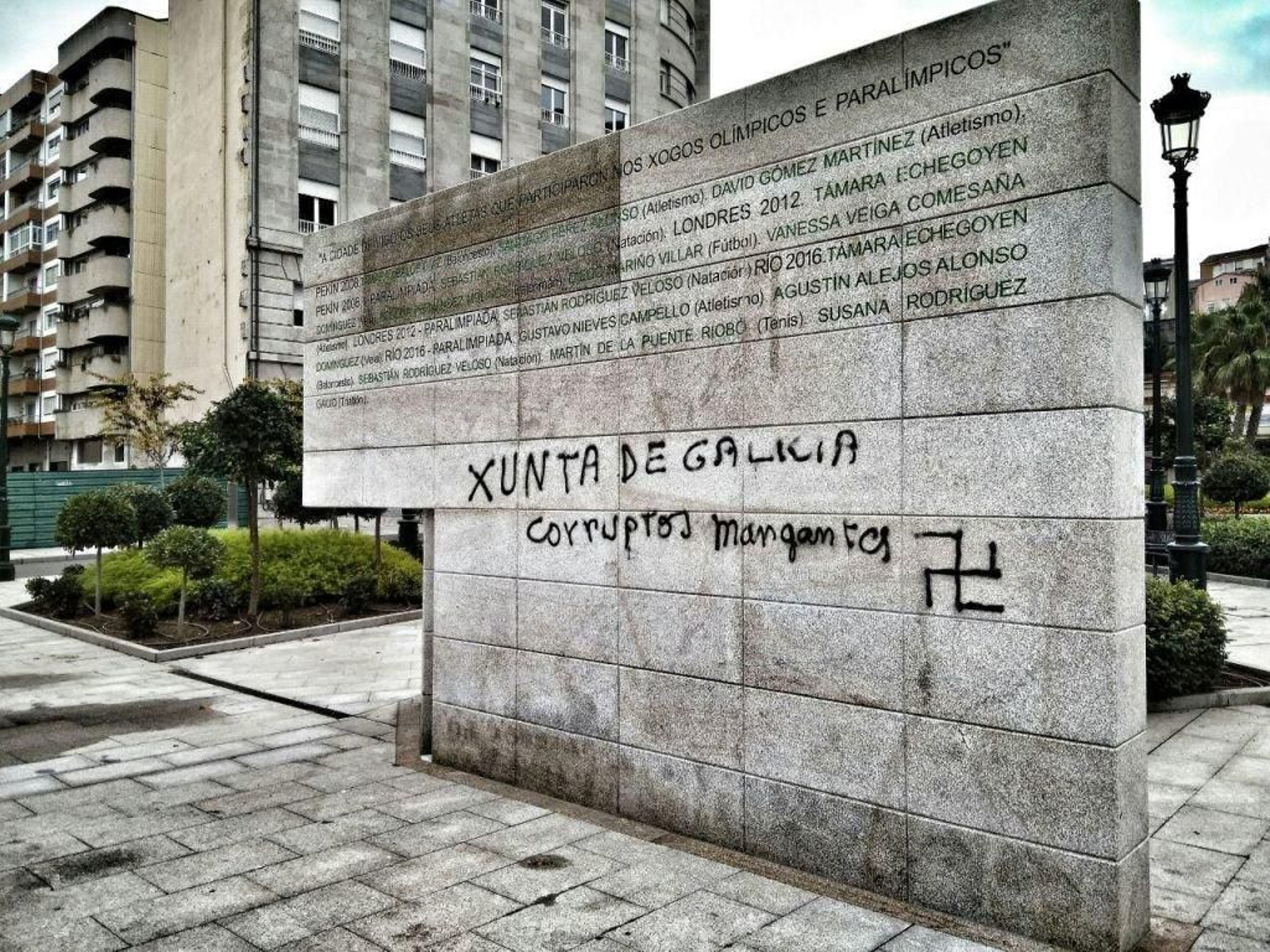 El Muro Olímpico de Rosalía de Castro, recién inaugurado, apareció asi ayer por la mañana.
