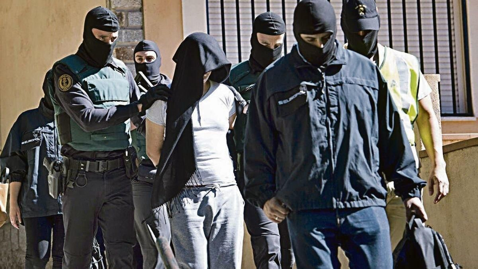 Agentes de las fuerzas de seguridad, durante la detención de yihadistas en 2017.