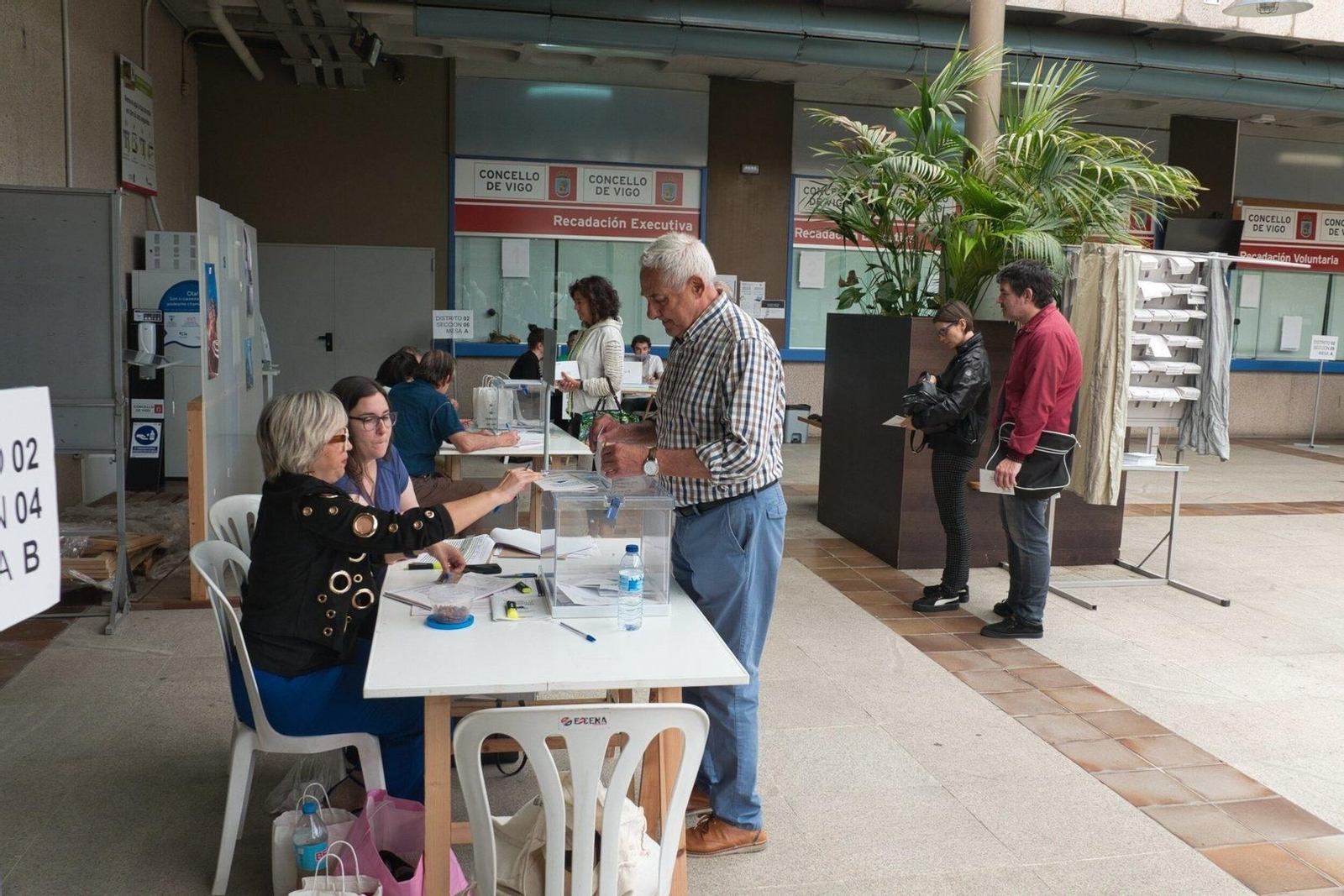 Ciudadanos de Vigo acudieron a votar en las elecciones europeas.