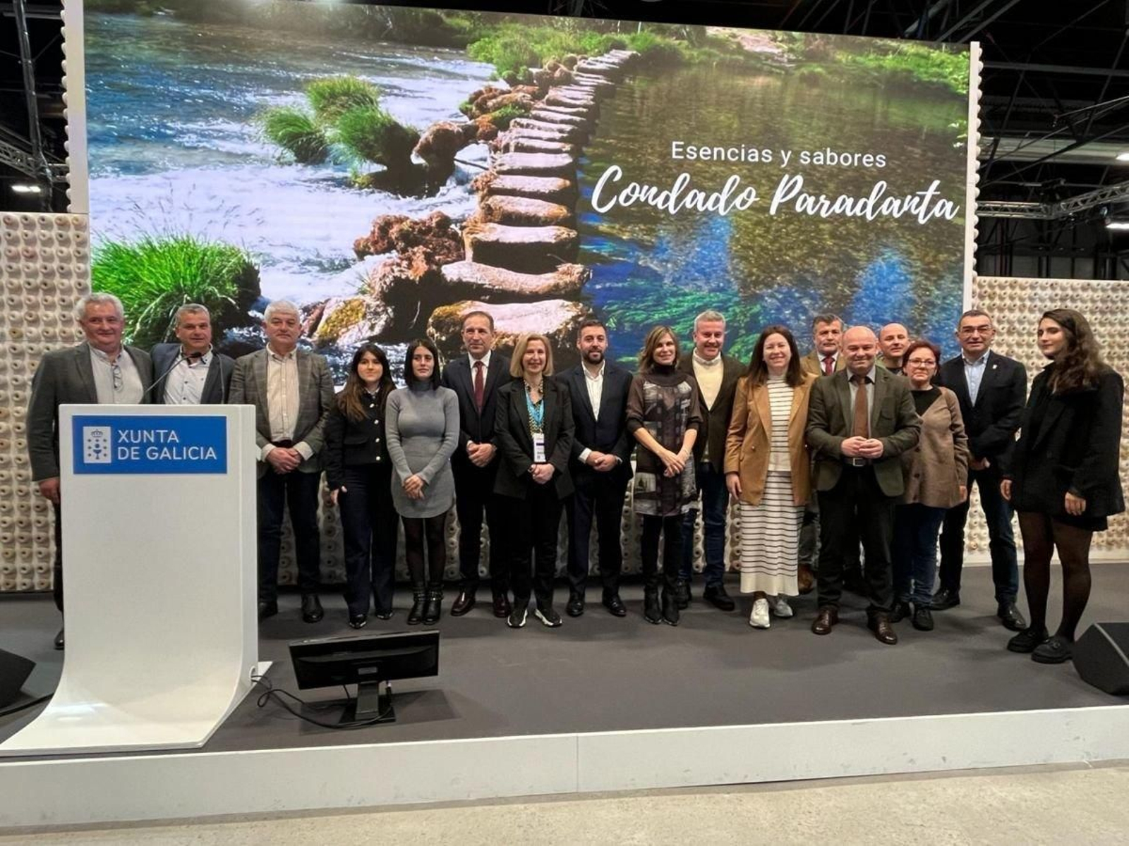 Alcaldesas y alcaldes, de la mano del GDR, arroparon ayer la promoción turistica de sus  diez concellos.