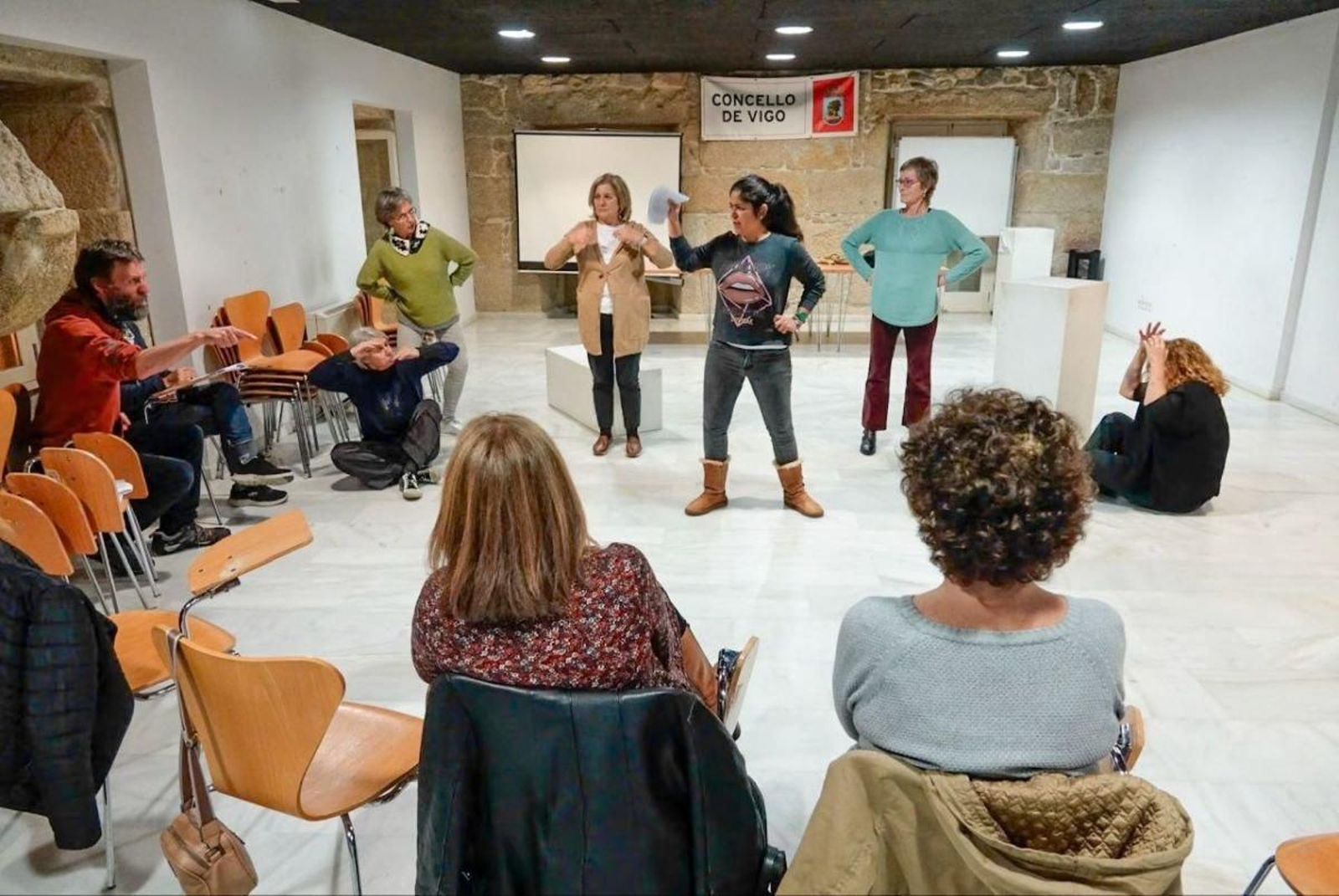 Los integrantes de The Lunatics Theatre Company hicieron ayer el último ensayo antes del estreno de este sábado en San Miguel de Oia.