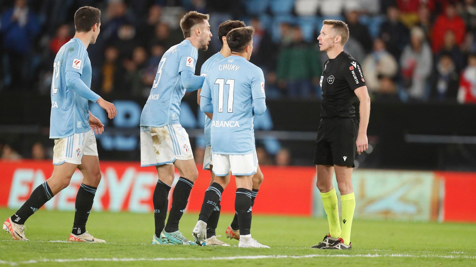 Los jugadores del Celta se quejan a Hernández Hernández. // J.V. Landín