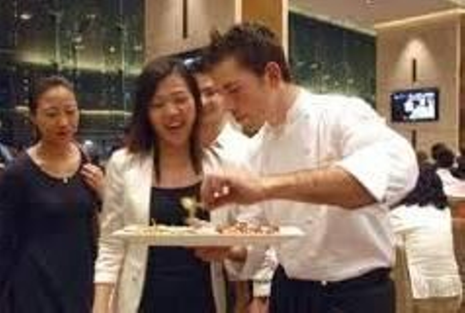 Varios clientes degustando pinchos.