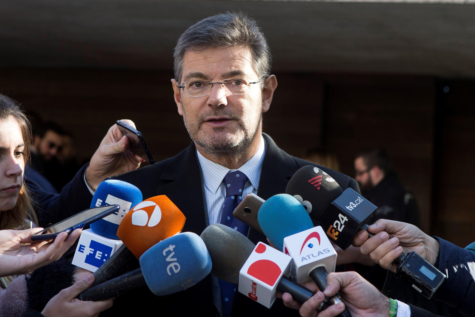 Catalá, titular del Ministerio de Justicia, atendiendo a los medios de comunicación.