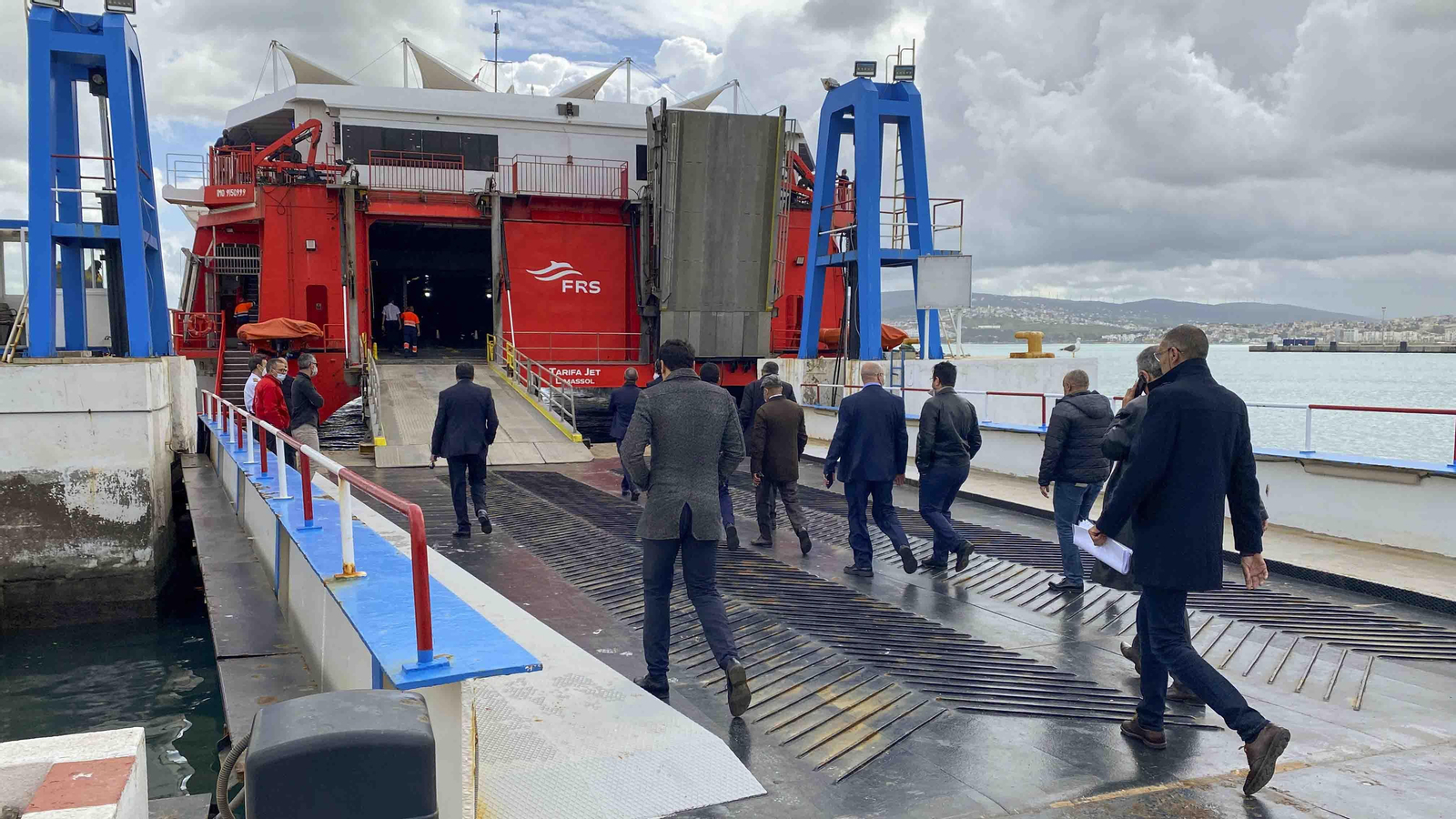 Llegada del primer barco procedente de Tarifa al puerto de Tánger (Marruecos) tras restablecerse las conexiones marítimas entre España y Marruecos después de dos años de cierre a causa de la pandemia. EFE/ Fatima Zohra Bouaziz
