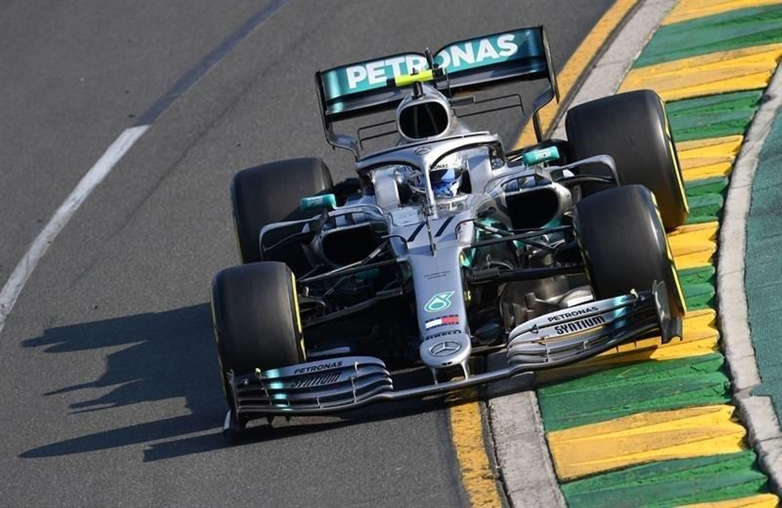 Valterri Bottas durante la carrera en Australia.