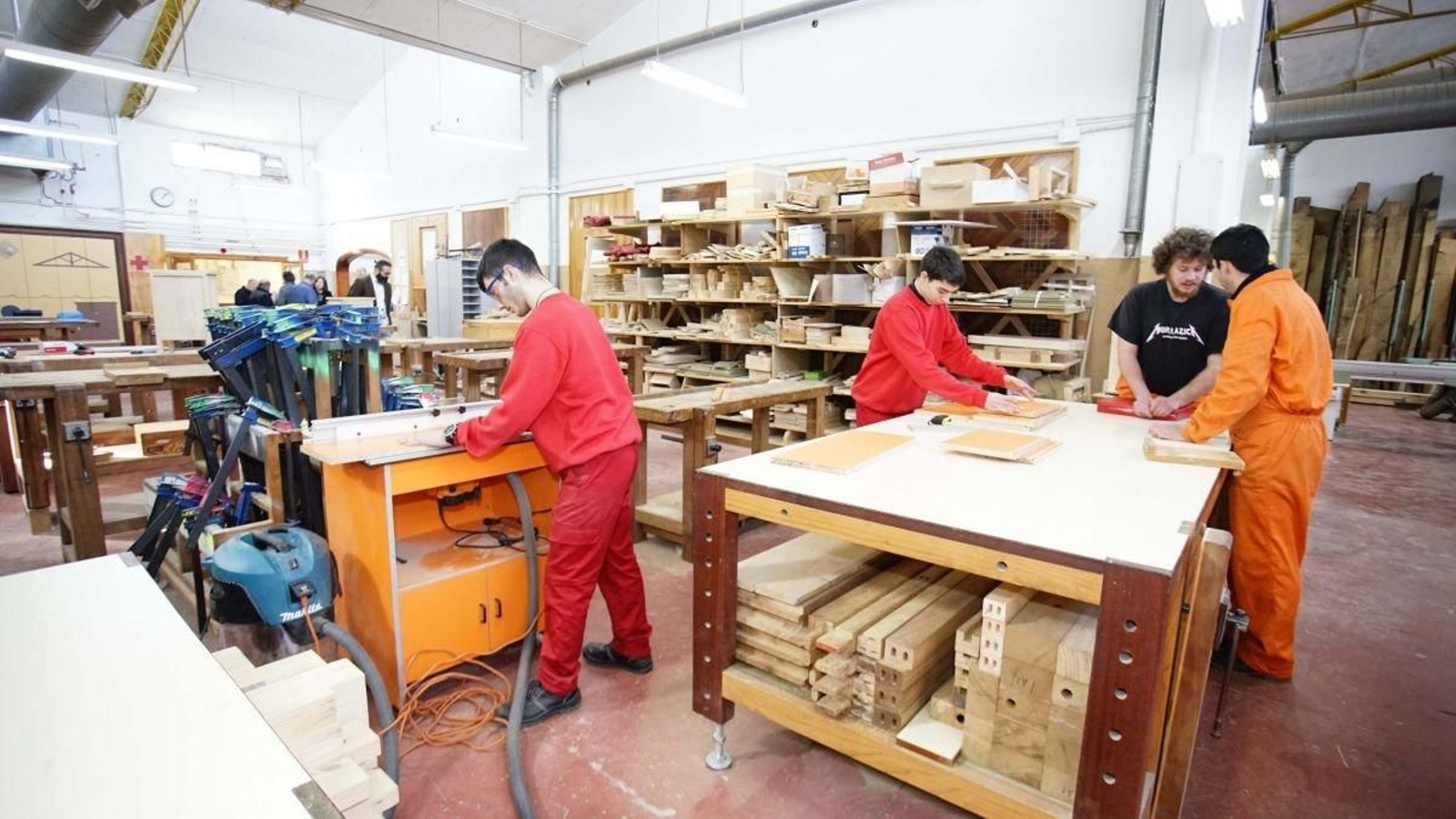 Estudiantes del ciclo de carpintería, en el taller del CIFP Valentín Paz Andrade.