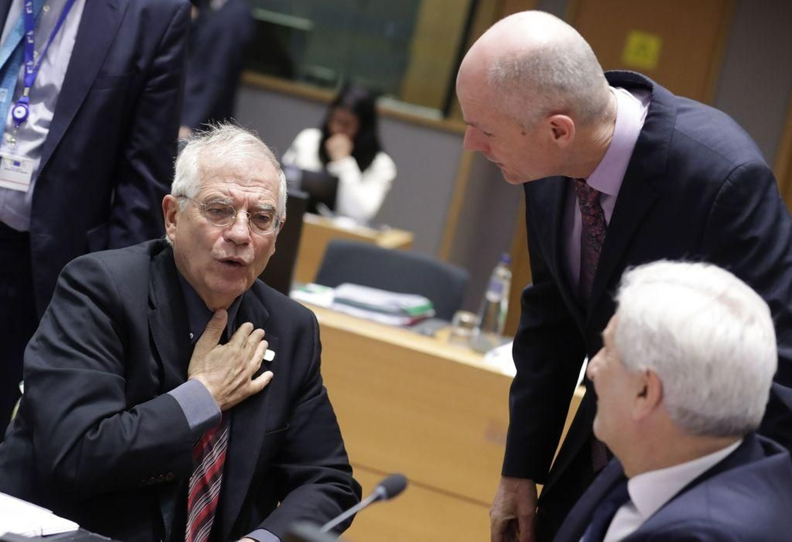 El alto representante de la UE Josep Borrell conversa con el ministro de Países Bajos Stef Blok.
