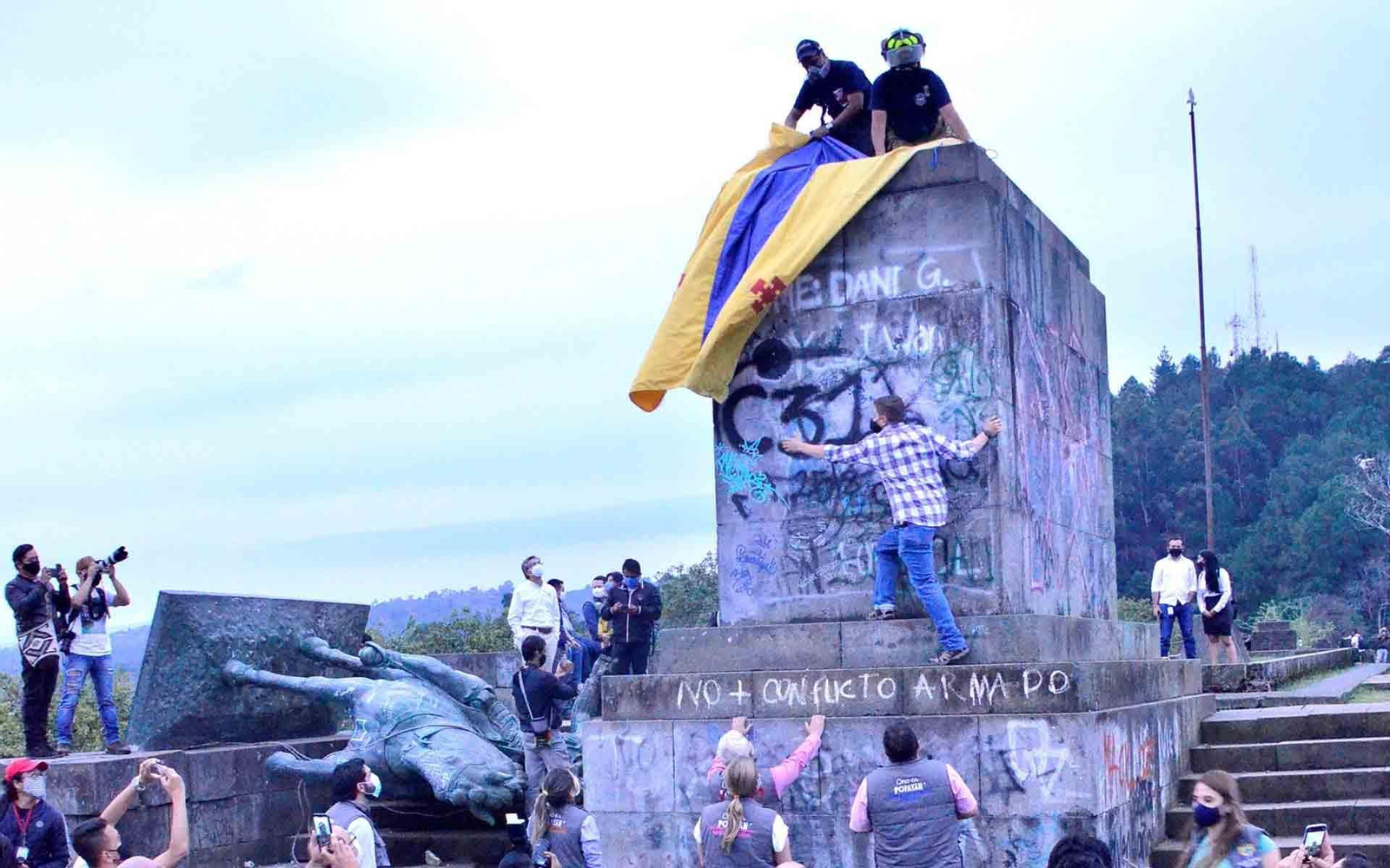 Indígenas derriban el monumento de Sebastián de Belalcázar en Popayán (Colombia). EFE/ Elkin Rojas