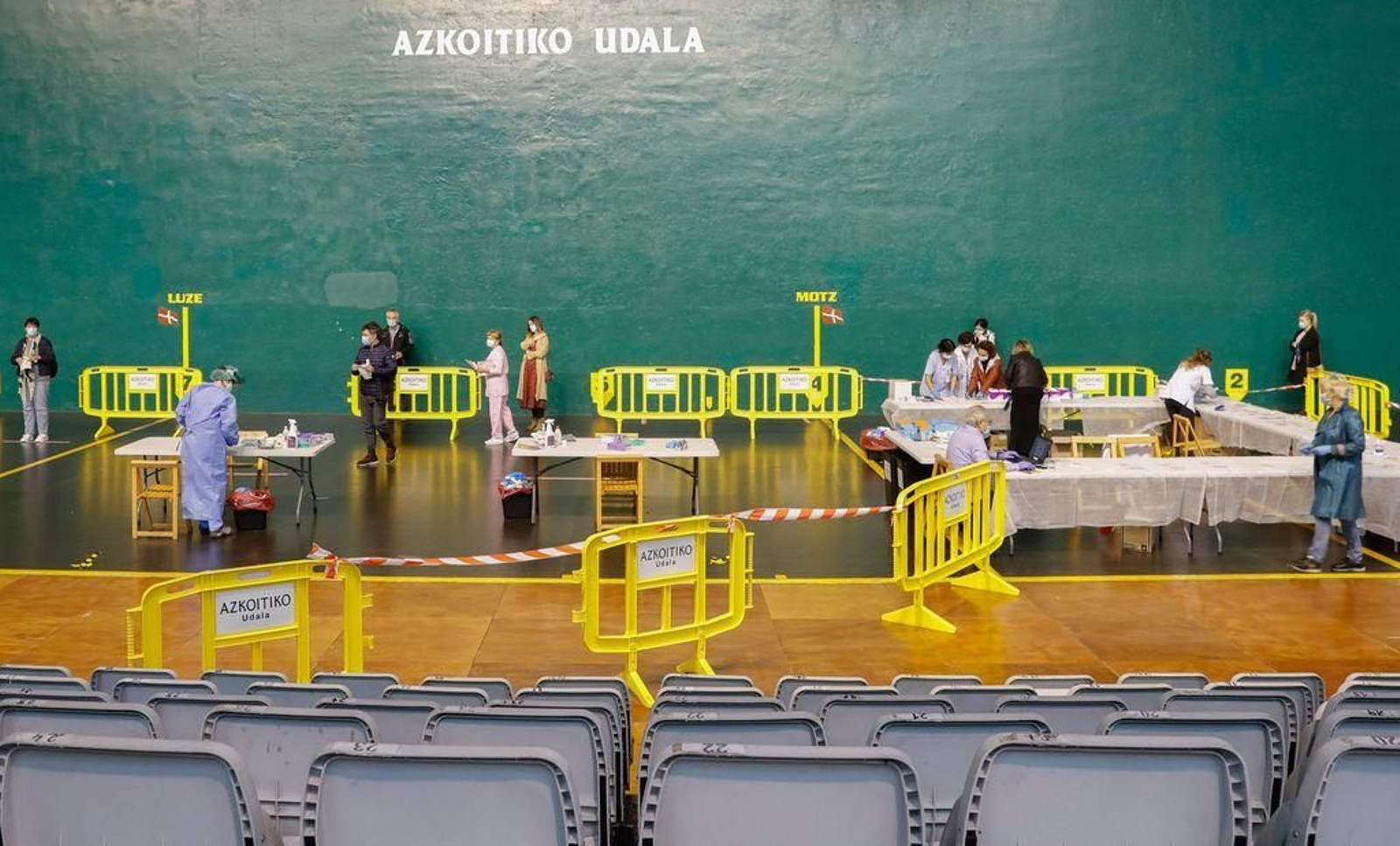 Vecinos de Azkoitia (Guipúzcoa) se someten a pruebas PCR en un pabellón deportivo.