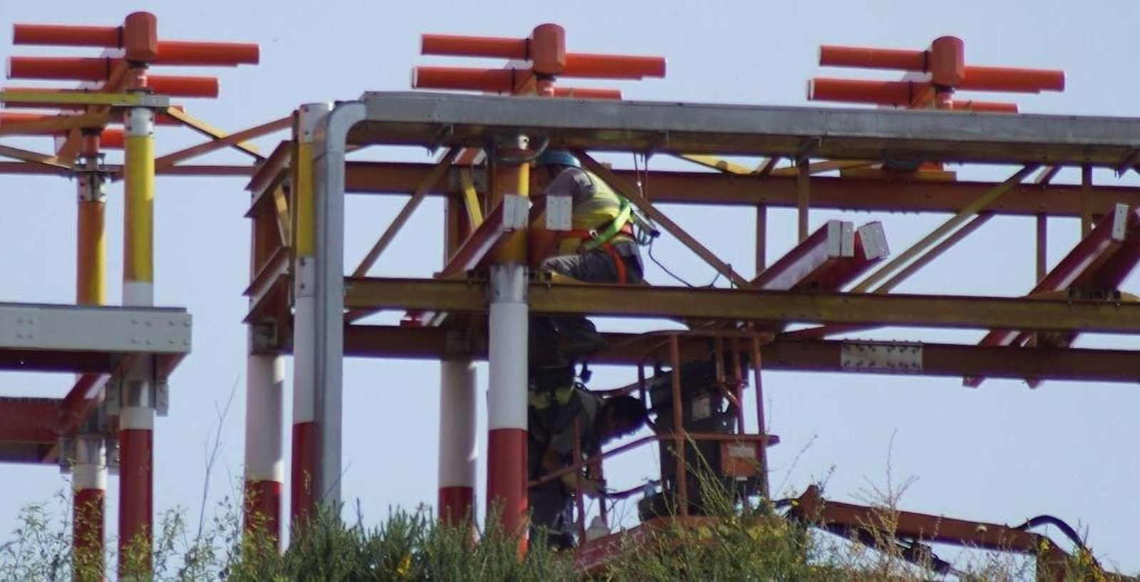 Operarios trabajando en la instalación del sistema ILS.