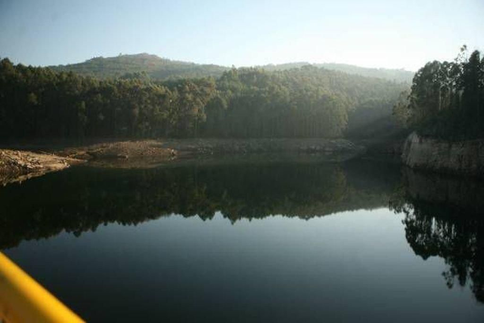 El embalse de Baíña, de donde se abastece de agua el municipio de Baiona.