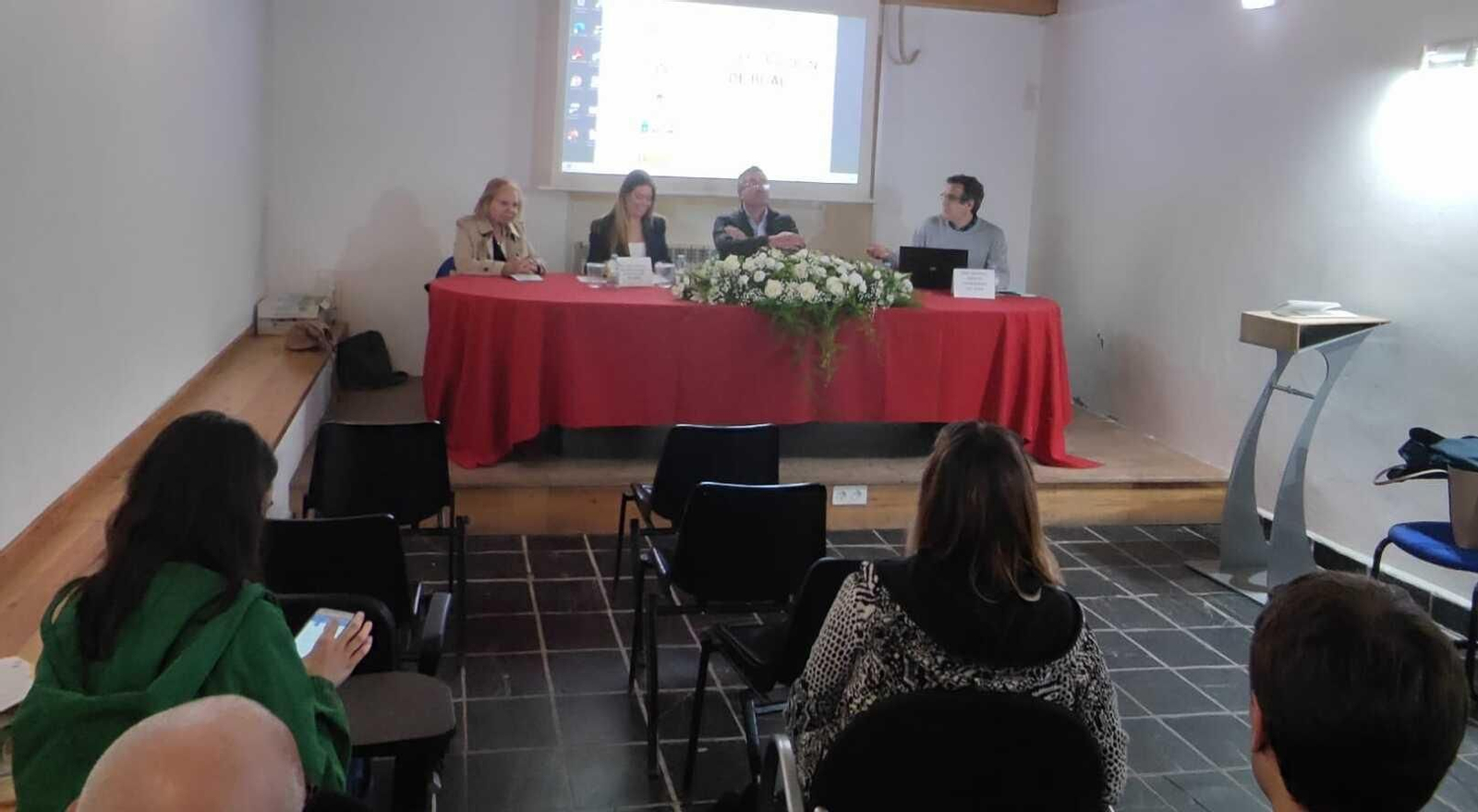 En la presentación del Simposio participaron la directora general de Emigración y Políticas de Retorno, Olaya Romano y la presidenta del Consejo de Comunidades Asturianas, Paz Fernández Felgueroso y el alcalde de Boal, José Antonio Barrientos.
