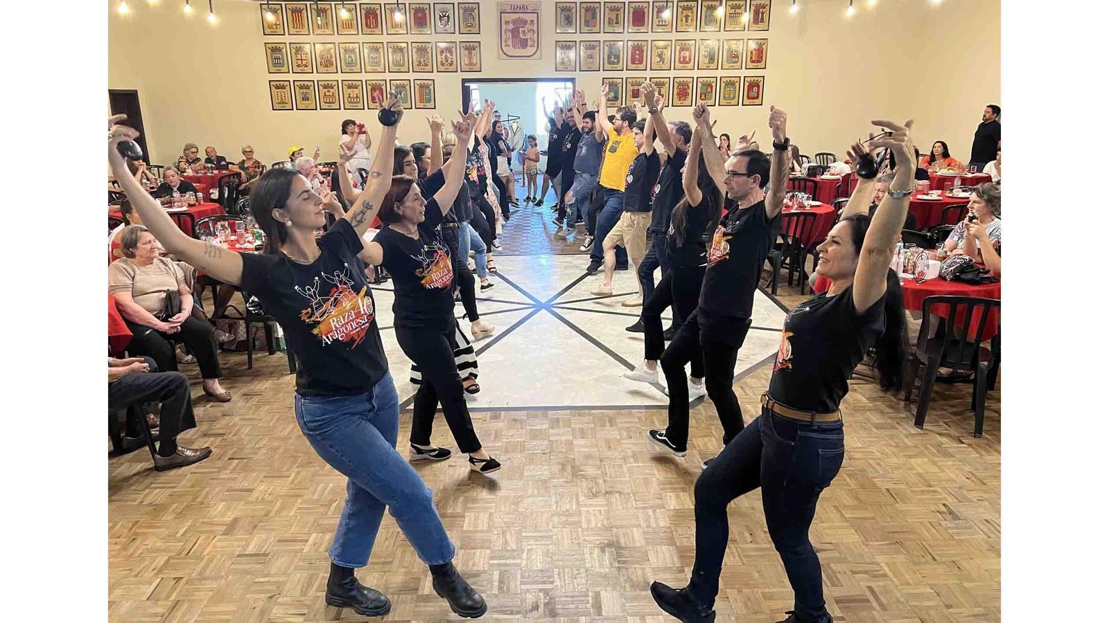  El Grupo Raza Aragonesa de Curitiba ensayando el Bolero de Zaragoza
