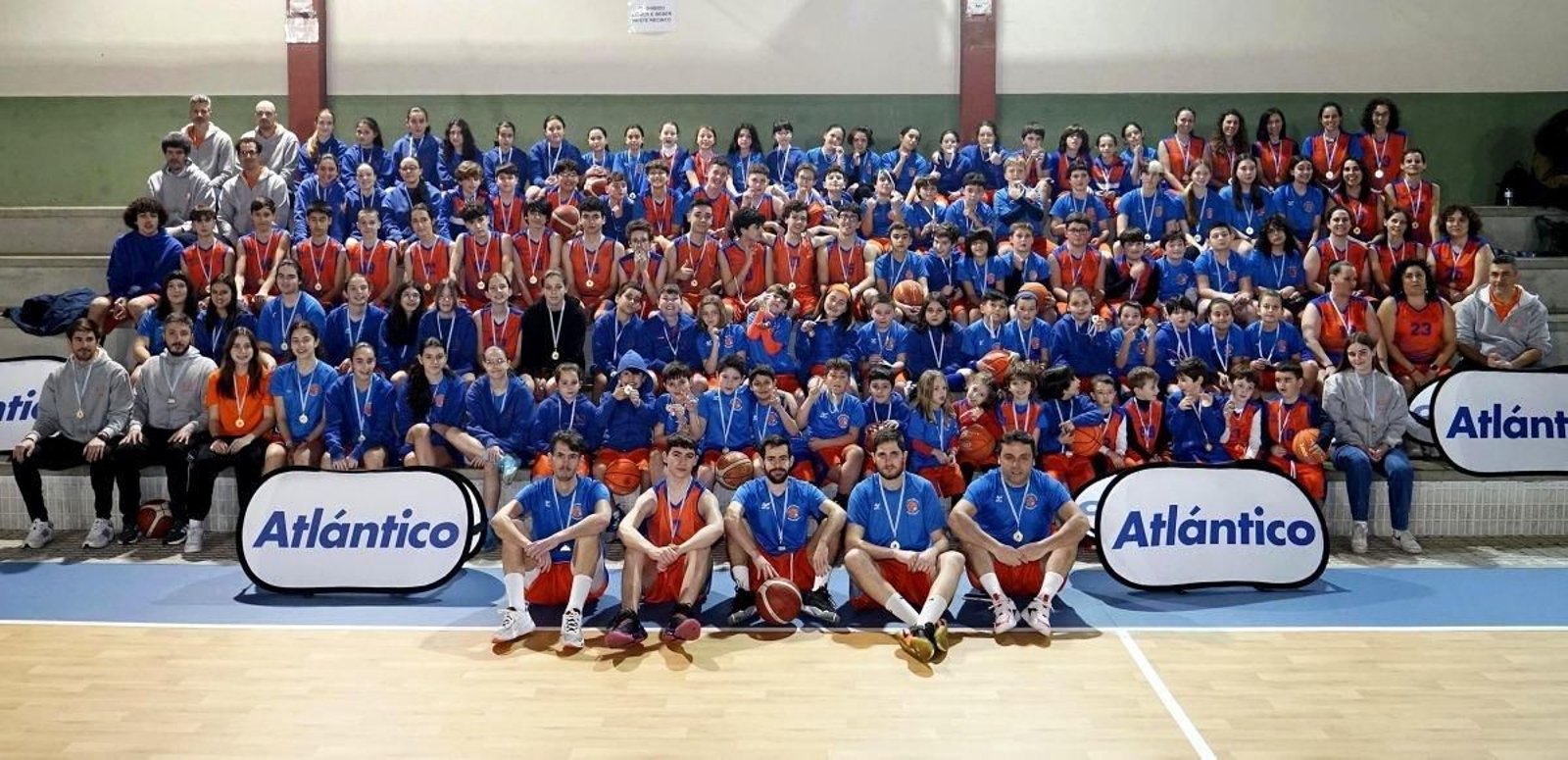 La pista del pabellón IES Mediño fue escenario de la presentación de los equipos de baloncesto redondelanos de la mano de este periódico.
