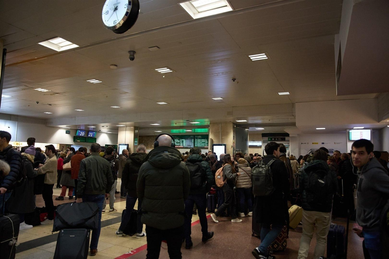 Imagen de archivo de personas esperando en Chamartín. // EP