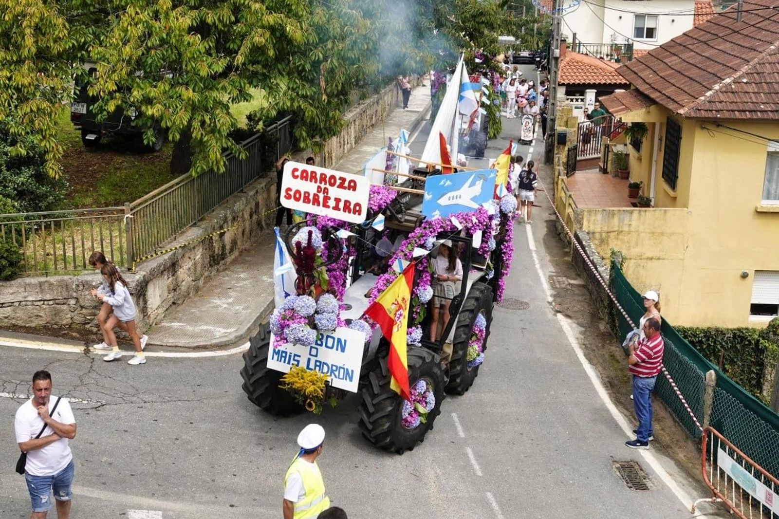 Desfile de carrozas en San Campio. // Vicente Alonso