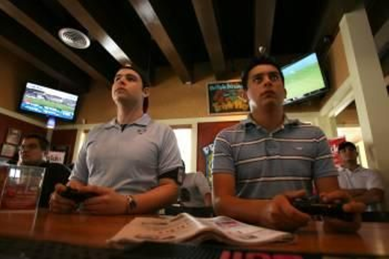 Dos jóvenes juegan una partida a un videojuego. (Foto: ARCHIVO)