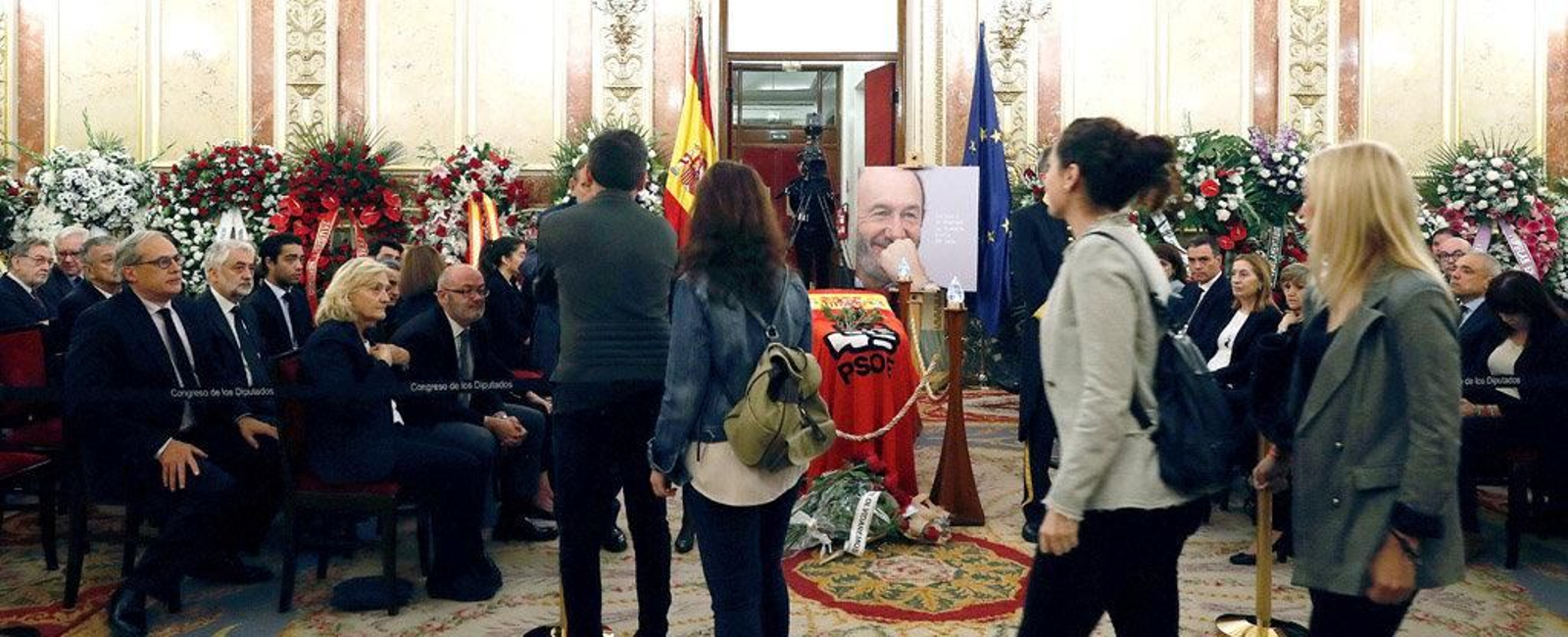 Numeroso público rinde homenaje en la capilla ardiente del exvicepresidente del Gobierno Alfredo Pérez Rubalcaba, instalada en el Congreso de los Diputados