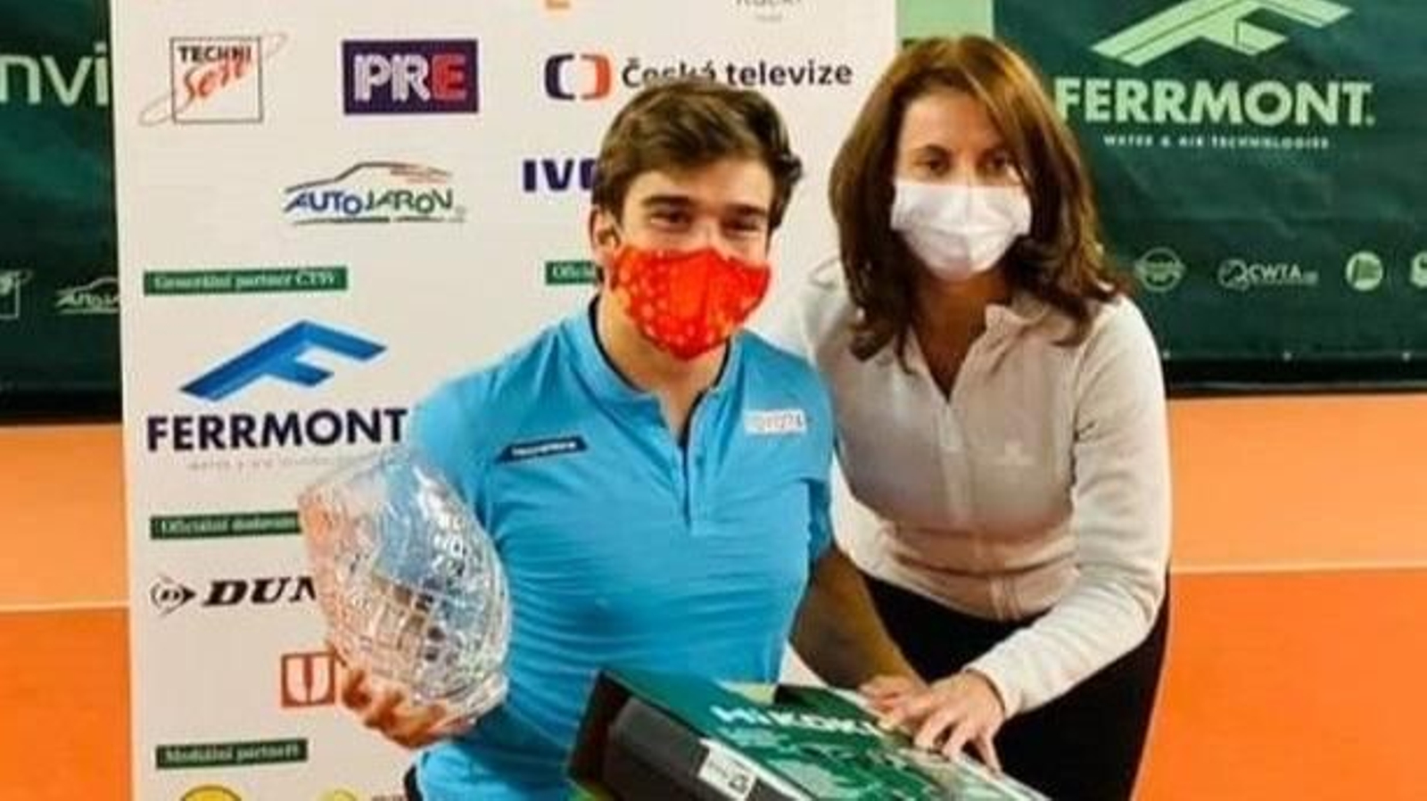 El vigués Martín de la Puente, ayer con su trofeo individual.