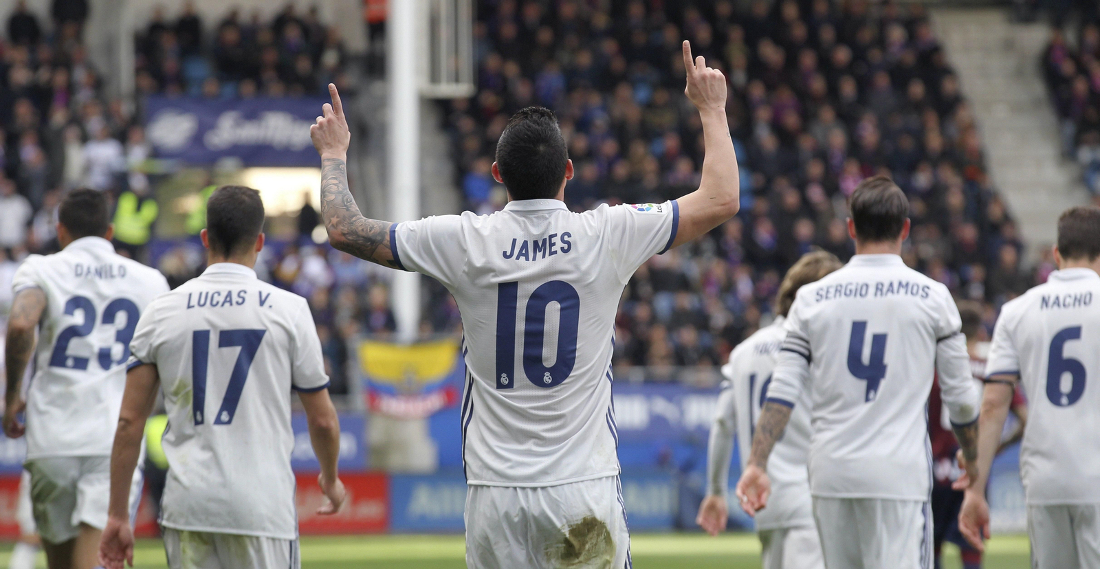 Los jugadores del Real Madrid, Lucas Vázquez, James Rodríguez y Nacho Fernández, celebran el gol de Marco Asensio